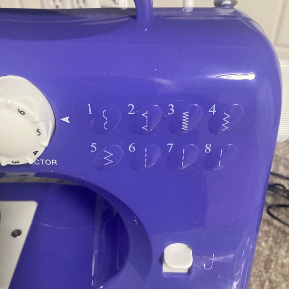 Singer Pixie Mini Sewing Machine Purple AC or Battery Powered 8 Stitches W/Box - Picture 6 of 17